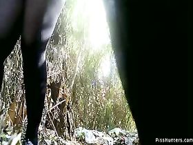 Две девушки писают на улице перед скрытой камерой