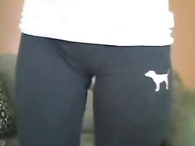 Стройная девчушка раздевается в видеочате