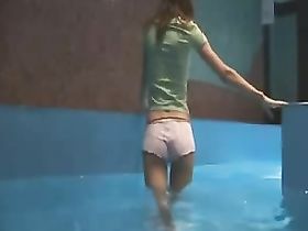 Малолетка купается в бассейне