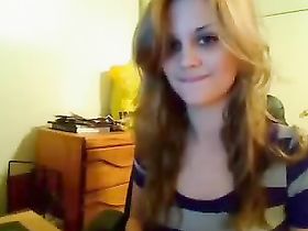 Тамара показывает свои гениталии на вебкамеру