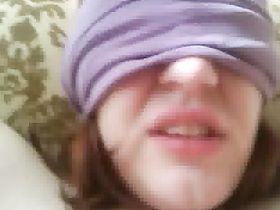 Завязал глаза жене и поимел ее