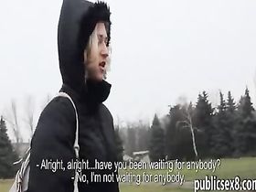 Пикапер подкатил к блондинке на улице и получил еблю