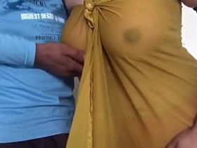 Индуска потрахалась со студентом, приняв маленький хуй внутрь раком