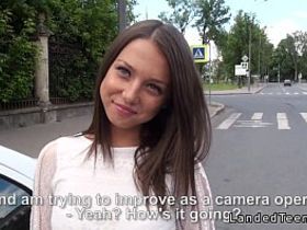 Парень помог молодой девушке на дороге и она, отсосав в машине поеблась с ним в зад