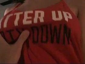 Чувак снимает любительское порно с молодой соседкой в красной майке