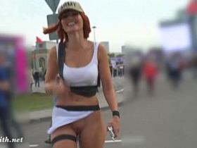 Подборка с раскрепощенными девушками, которые раздеваются в общественных местах