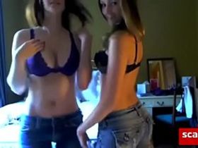 Две студентки танцуют стриптиз на вебкамеру и меряют новые лифчики