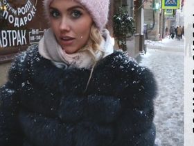 Красотка погуляла с ухажером и сделала ему минет в туалете ресторана