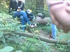 Мужик дрочит толстый член в парке перед девушками и кончает