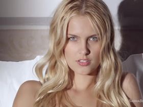 Красивая баба с маленькими сиськами раздевается и мастурбирует перед камерой